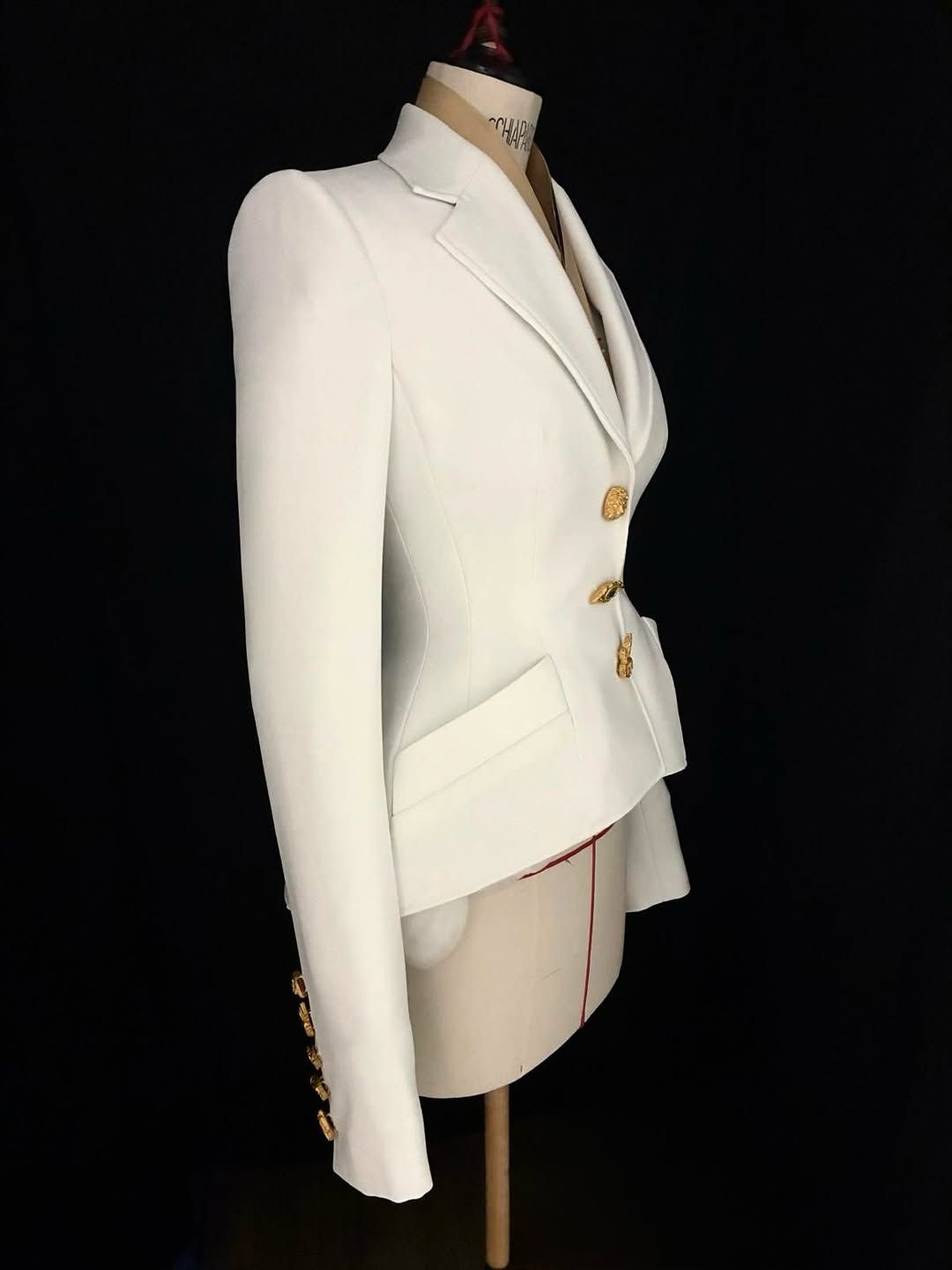옆 라인도 슬림하게 떨어지는 스키아파렐리 커스텀 재킷@Schiaparelli