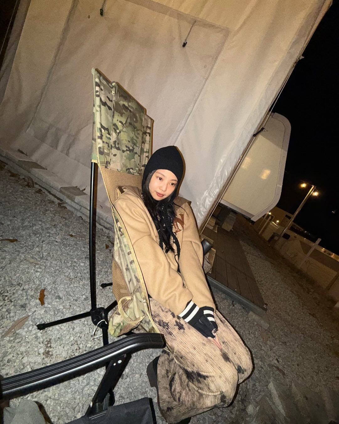 비니와 니트로 편안하게 즐기는 제니의 겨울 캠핑 룩. /@jennierubyjane 