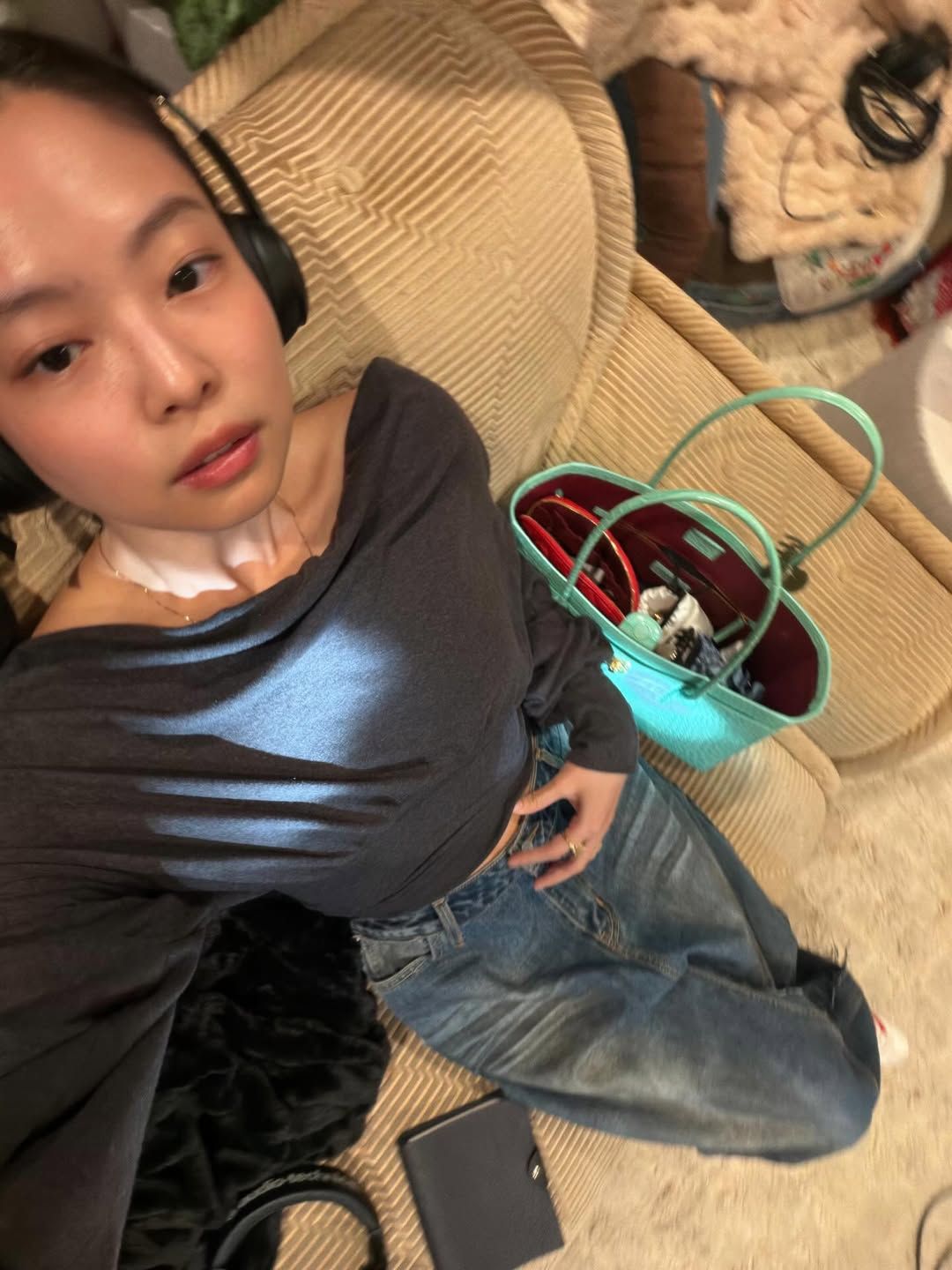 제니 특유의 쿨한 무드가 살아나는 데님과 티셔츠 스타일링. /@jennierubyjane 