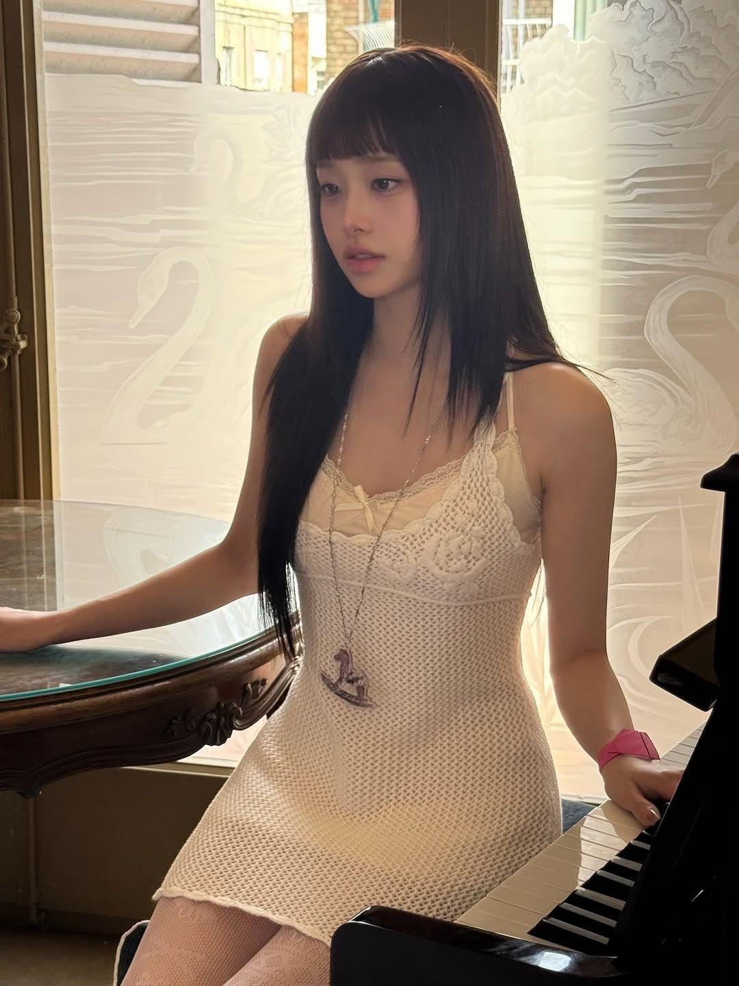 깨끔한 화이트 니트 원피스로 로맨틱한 룩을 연출한 츄 / @chuuo3o