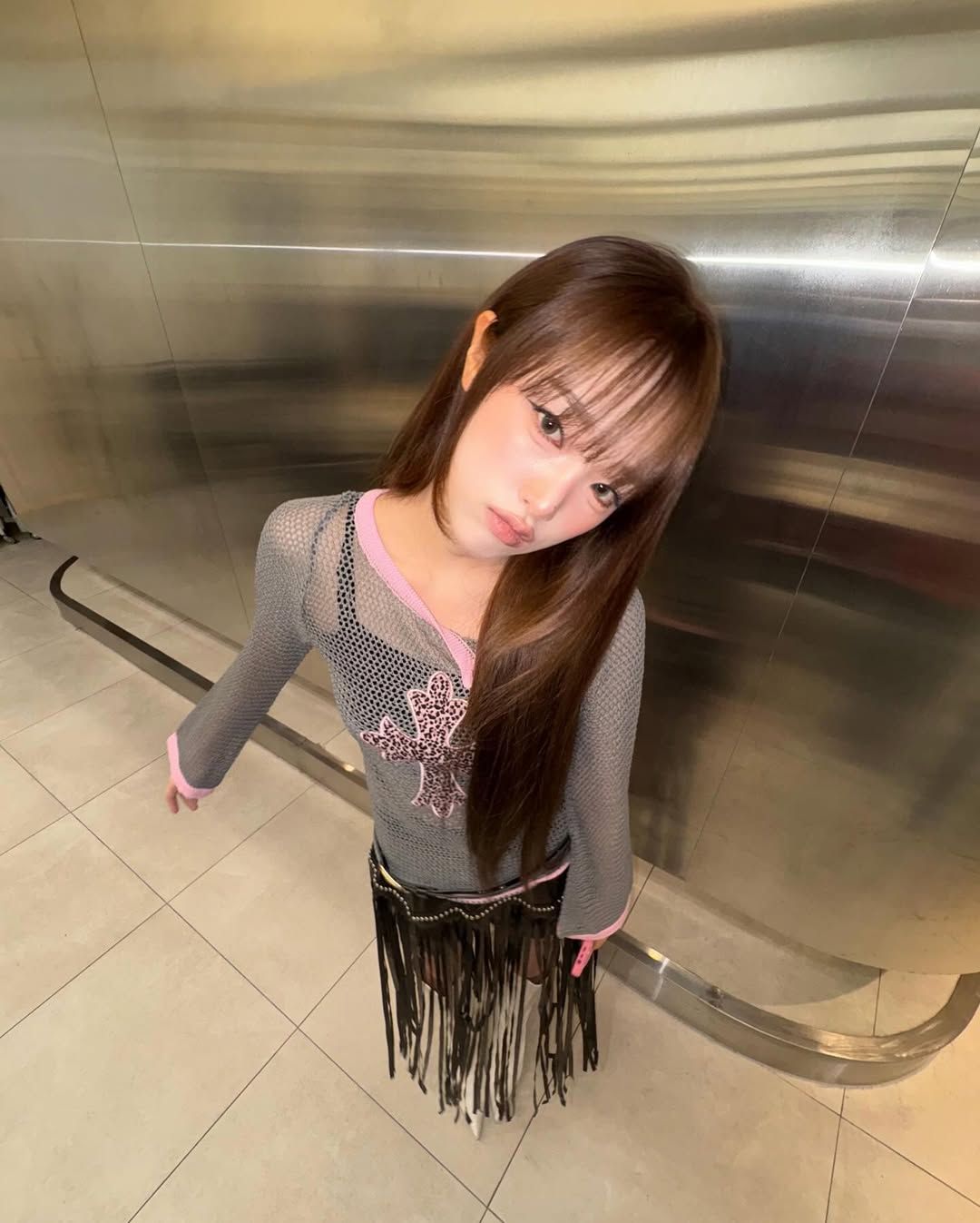 프린지 디테일이 더해진 니트로 자유로운 분위기를 자아낸 최예나 / @yena.jigumina