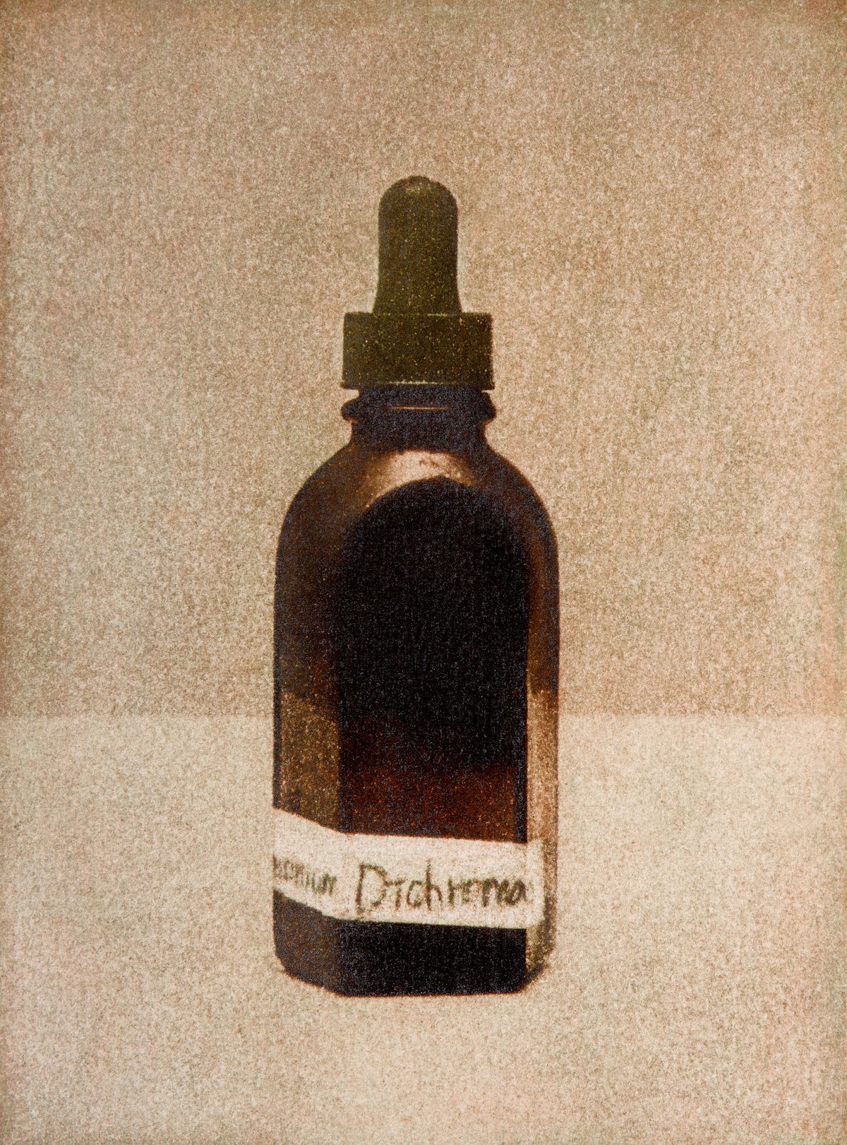 김수강(b. 1970) 〈Chemical Bottle 3〉 1997 Gum bichromate print 19.5 x 14.5 cm Courtesy of the artist 이미지 제공: 국제갤러리