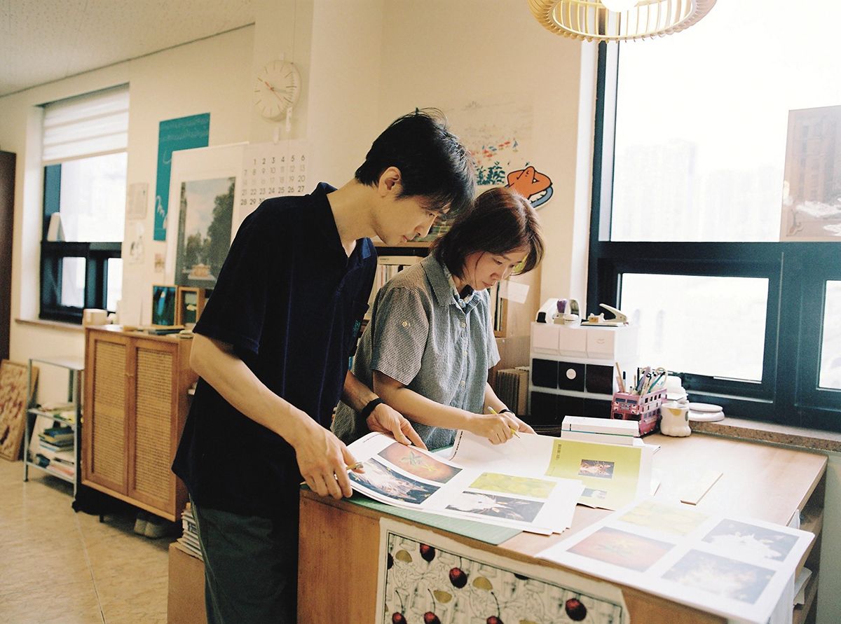 기획은 따로, 제작은 함께하는 에이치비 프레스 조용범 편집장과 어떤책 김정옥 대표. 