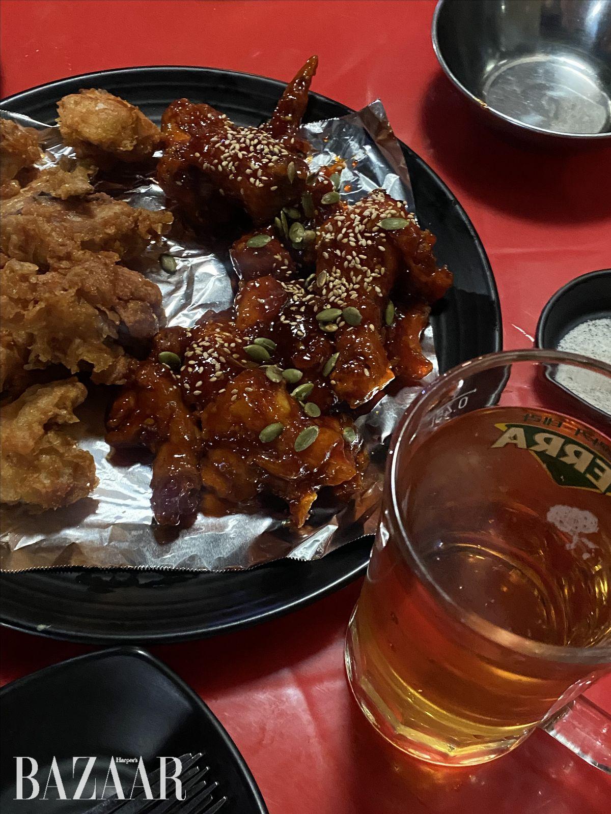 성북동 새천년호프의 양념반 후라이드반 치킨.