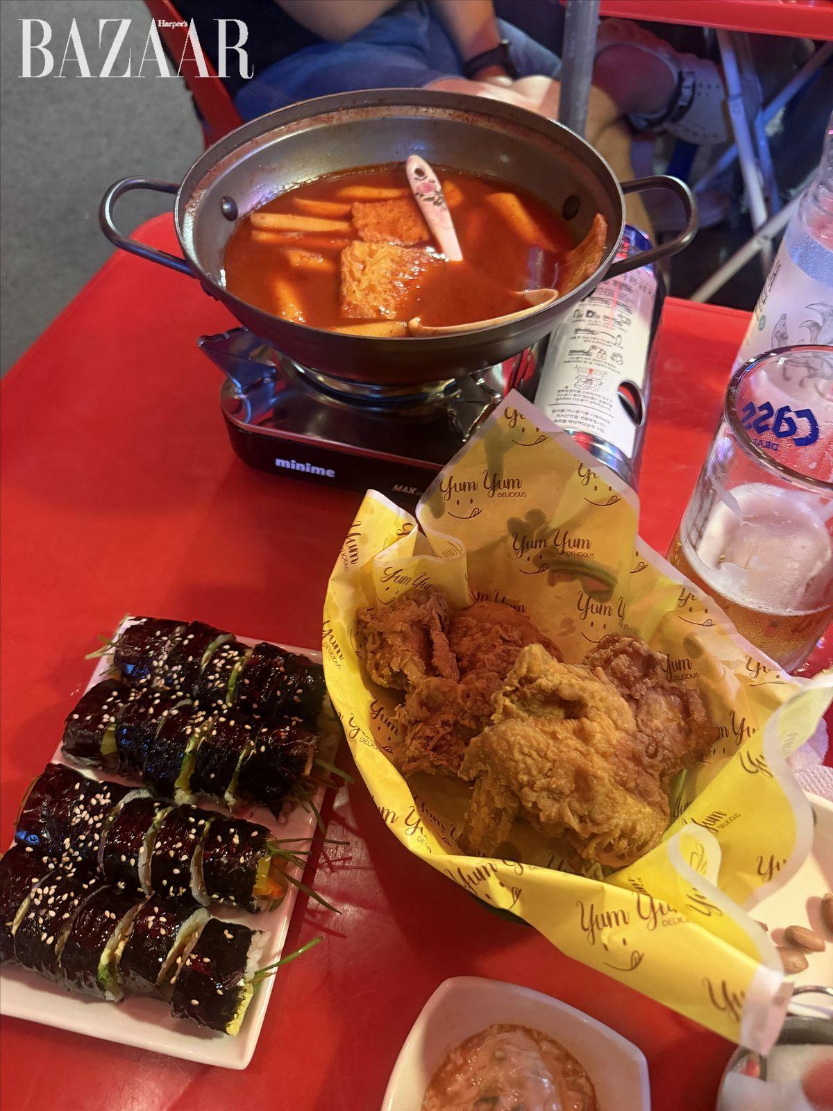꼬마김밥과 국물떡볶이, 치킨의 삼합.