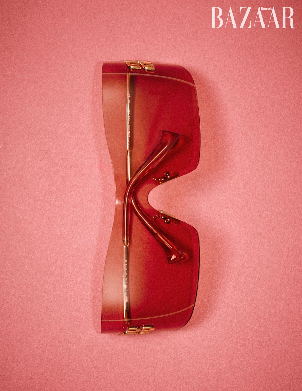 레드 컬러 렌즈 선글라스는 75만원대 Miu Miu by EssilorLuxottica.