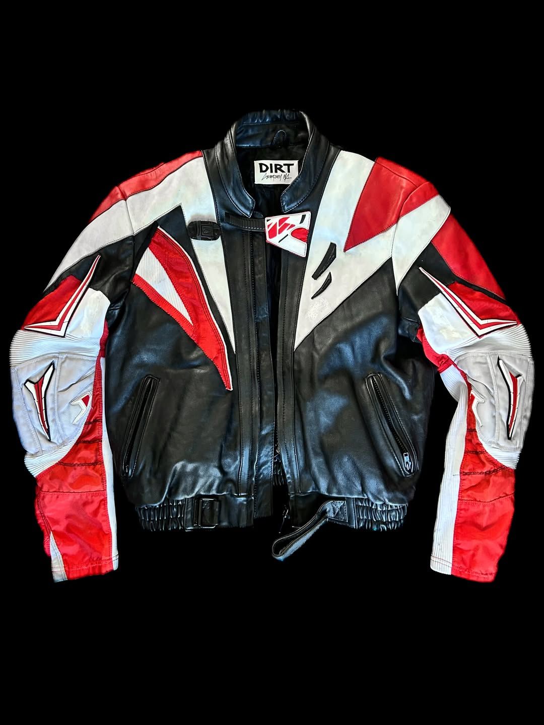 코트니 MC custom DIRT jacket(출처: @courtneymc)