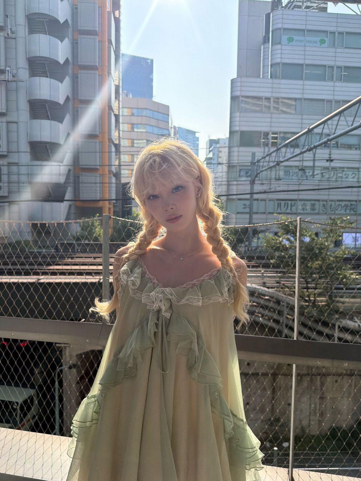 윈터는 민트 컬러의 러플 원피스로 소녀 같은 감성을 더했다./@imwinter