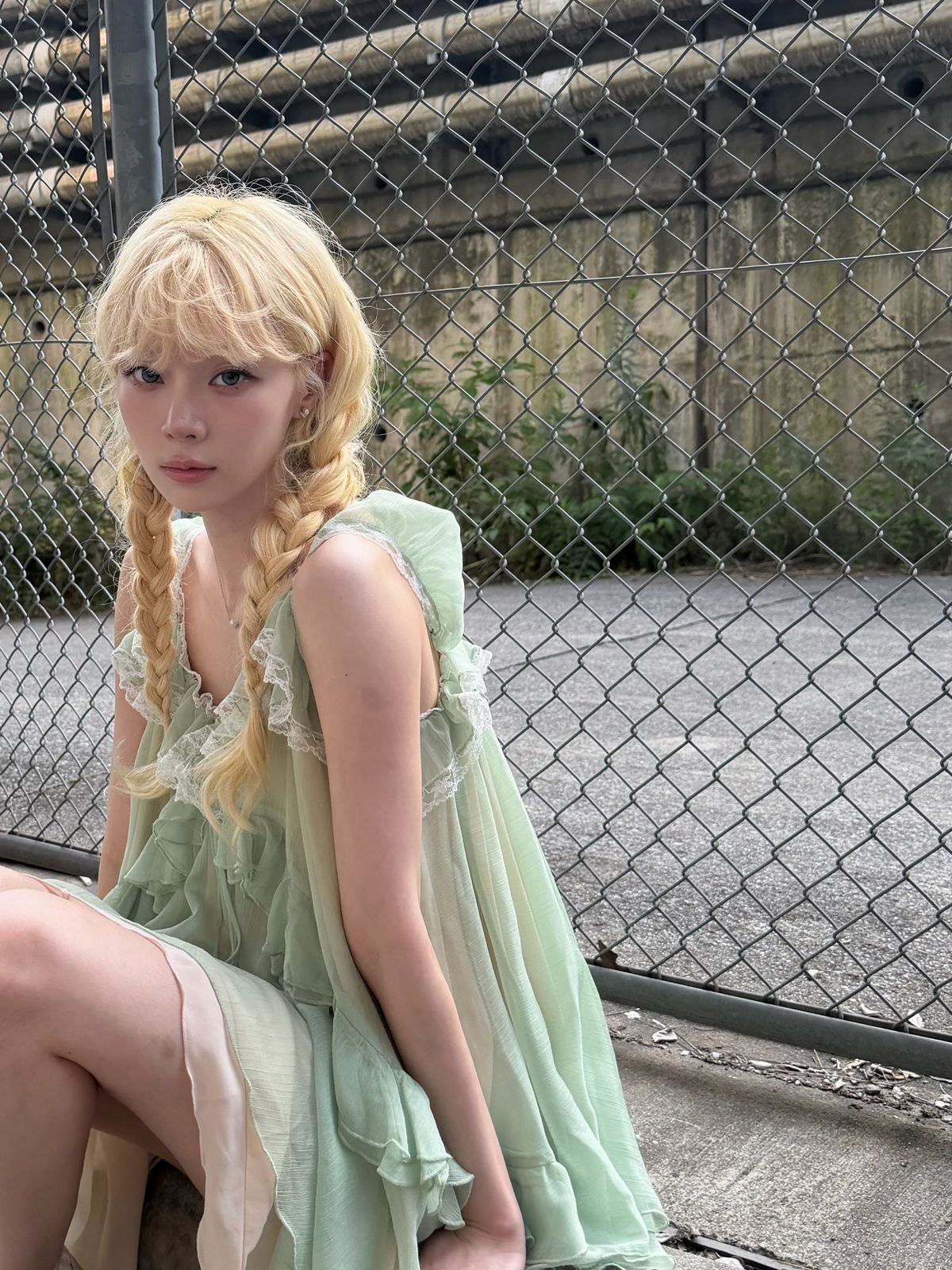 윈터는 민트 컬러의 러플 원피스로 소녀 같은 감성을 더했다./@imwinter