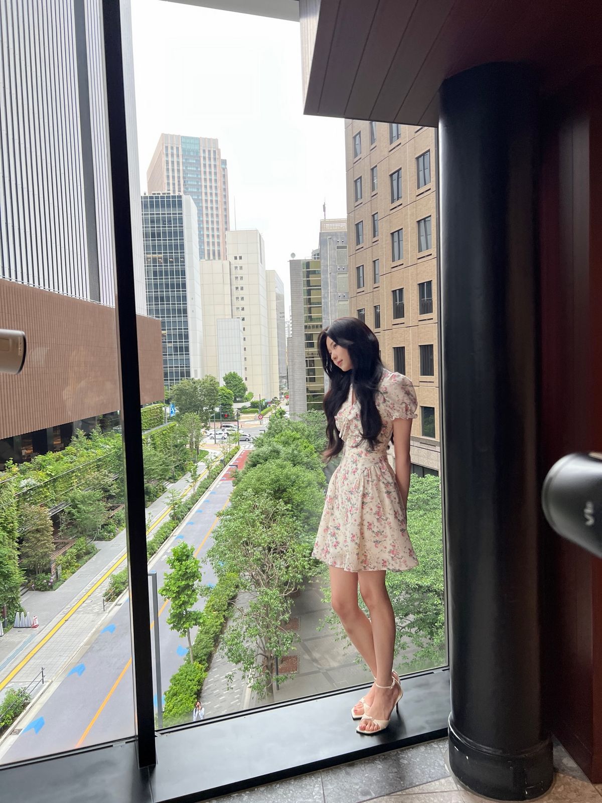 미니 플라워 원피스로 사랑스러운 여름 스타일링을 선보였다. /@minn.__.ju