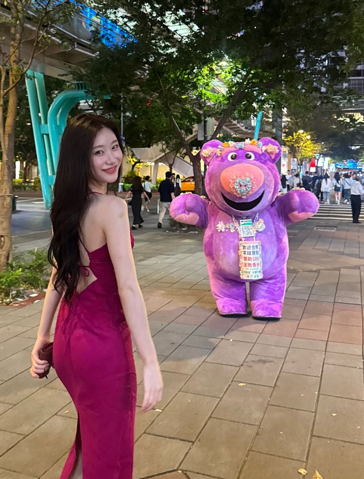 채령은 버건디 백리스 드레스로 우아한 휴가지 룩을 완성한 채령./ @chaerrry0