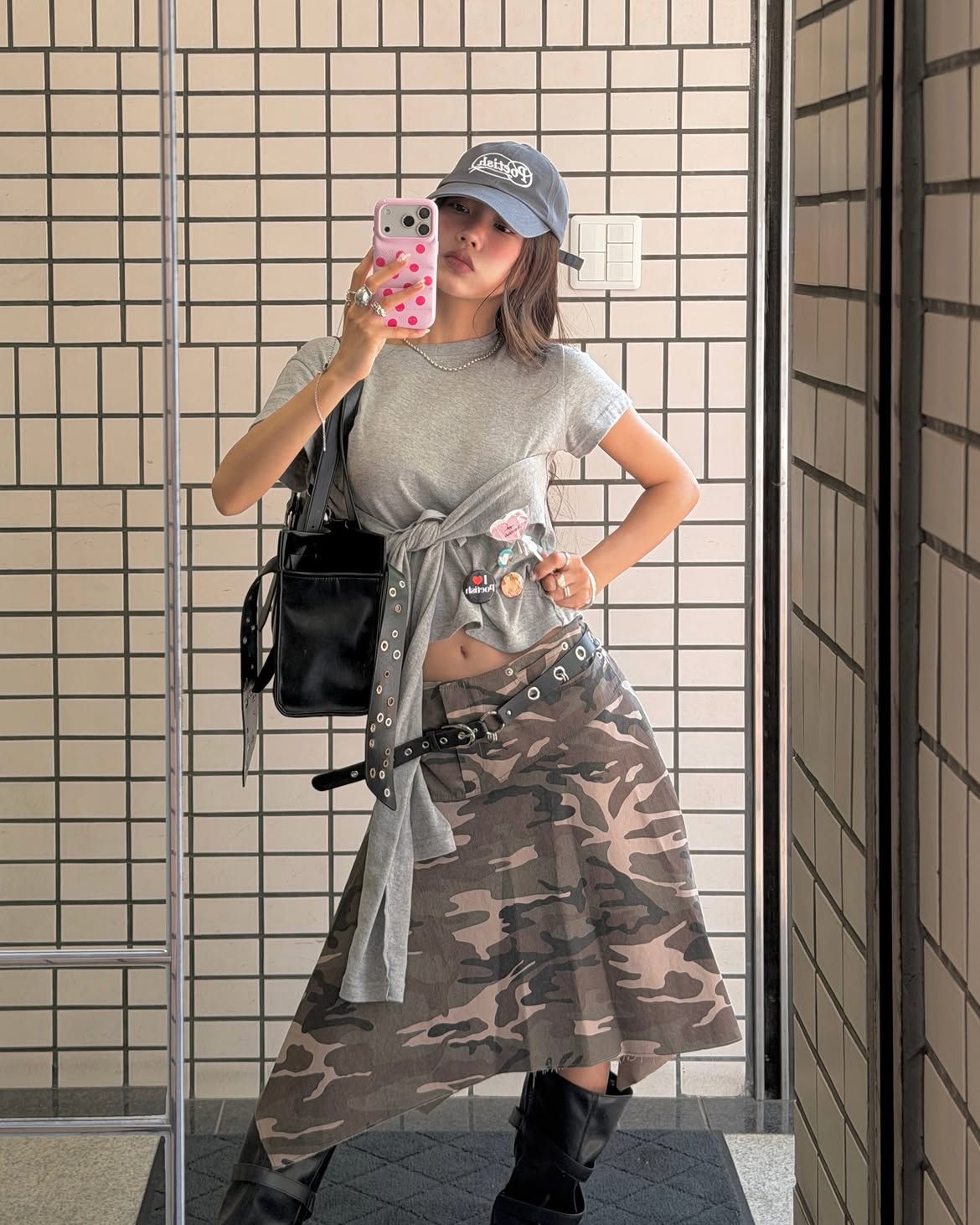 디테일이 있는 회색 반팔 티에 카무플라주 스커트를 매치해 자유로운 분위기를 자아낸 설쁘 / @mulbada