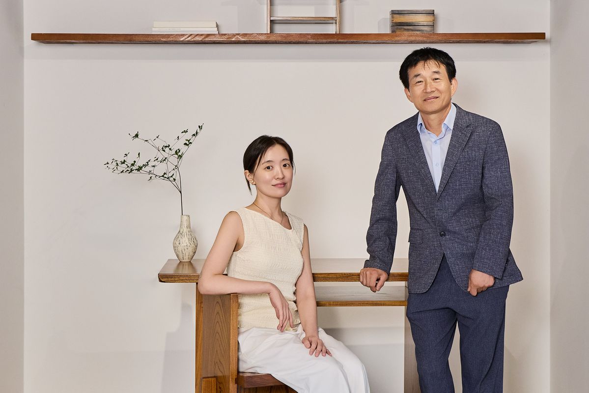 왼쪽부터 올해의 젊은 공예인에 선정된 도자공예가 백경원과 올해의 장인에 선정된 소목장 조복래.