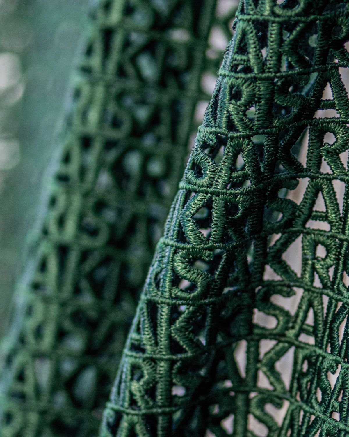 로고로 기하학적인 자수 패턴을 선보였다.