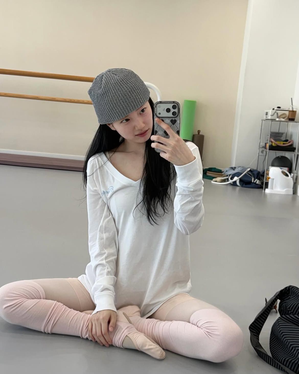 화이트 오버사이즈 롱슬리브와 핑크 레그워머를 착용한 수지