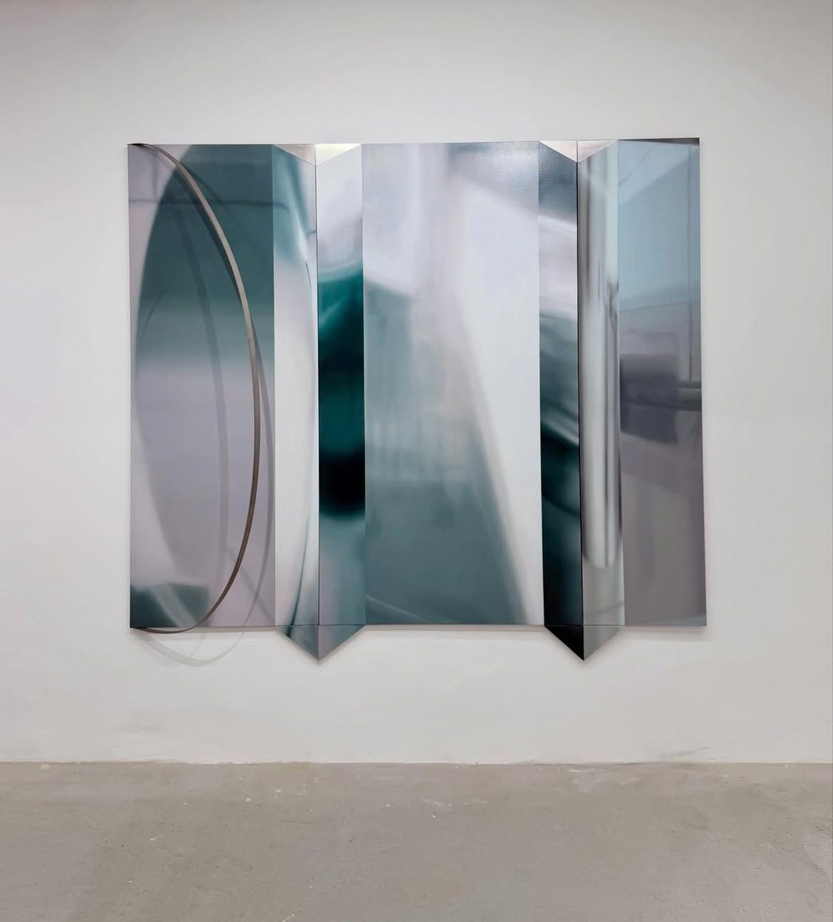 5 panels, 7 sides, 2026, Oil on canvas, wood, stainless, 180 x 212 cm. Courtesy of Kiwoong Kim