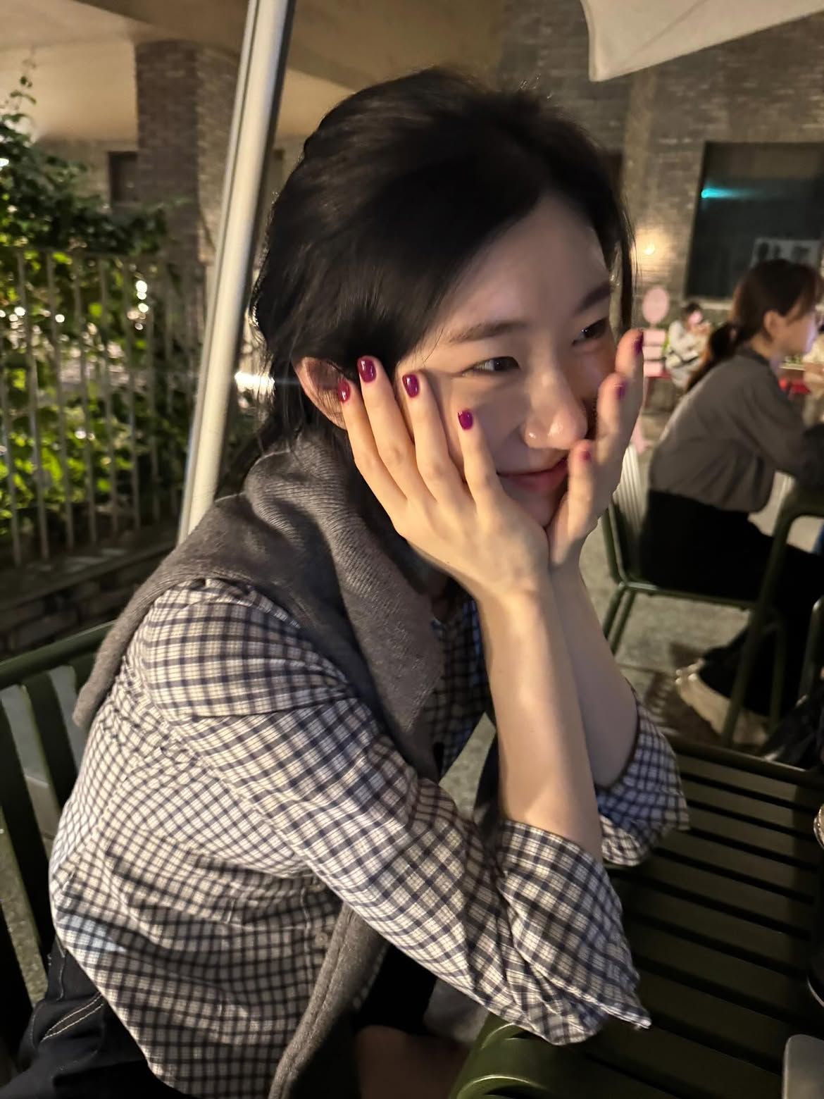 체크 셔츠 위 카디건을 걸쳐 완성한 채령의 클래식 룩.