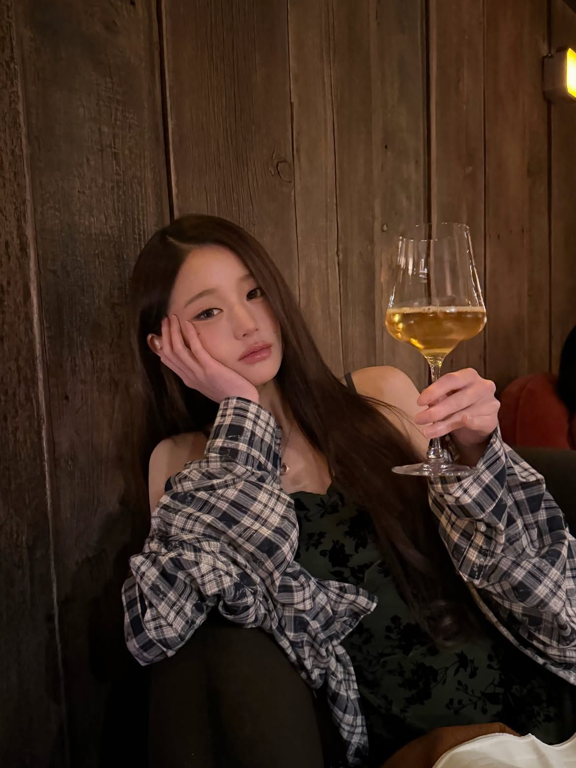 슬리브리스 드레스에 체크 셔츠를 걸쳐 캐주얼하게 풀어낸 장원영.
