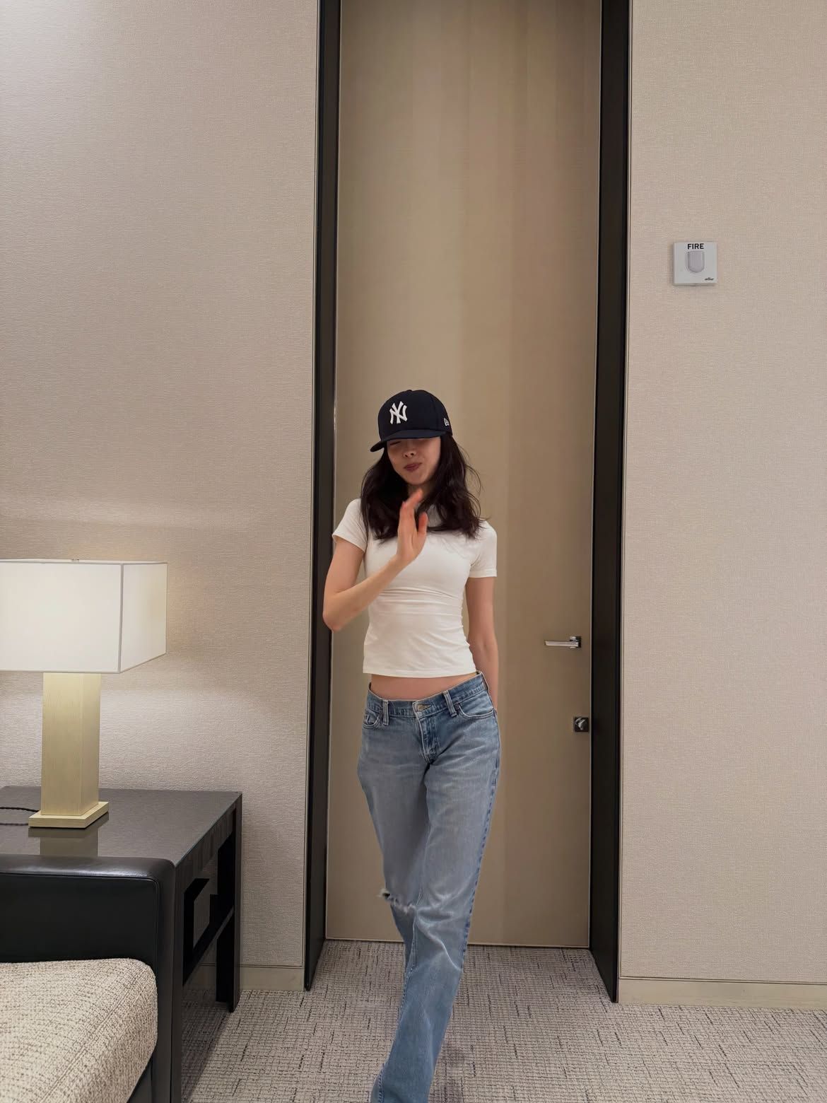 청바지에 흰색 티 그리고 캡모자를 더한 손나은의 청순한 분위기. / @marcellasne_