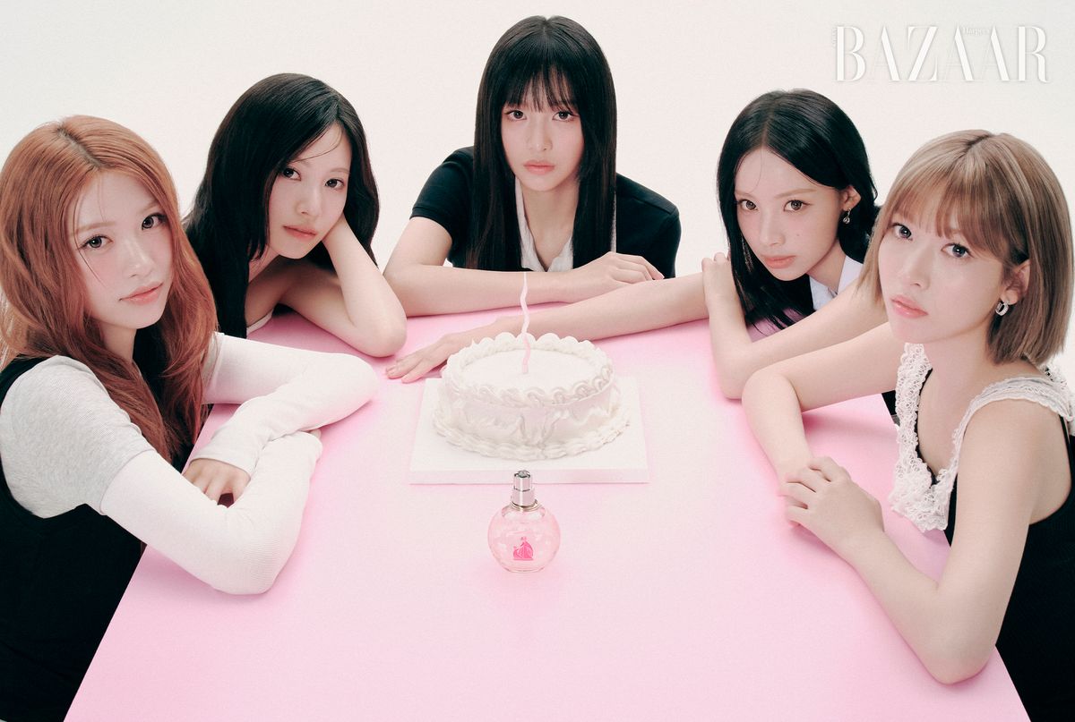 제나가 착용한 레이어드 톱은 Ari. 팬츠는 Raive. 슈즈는 Salt & Chocolate. 리브가 착용한 톱은 Treemingbird. 스커트는 YUEQI QI. 슈즈는 Salt & Chocolate. 미나미가 착용한 톱은 Alki Alka. 스커트는 Courréges. 원이가 착용한 원피스는 Self-Portrait. 슈즈는 Concept Neun. 귀고리는 Golden Dew. 메이가 착용한 톱은 Bebe. 스커트는 Limeque. 슈즈는 Salt & Chocolate. 귀고리는 Swarovski.