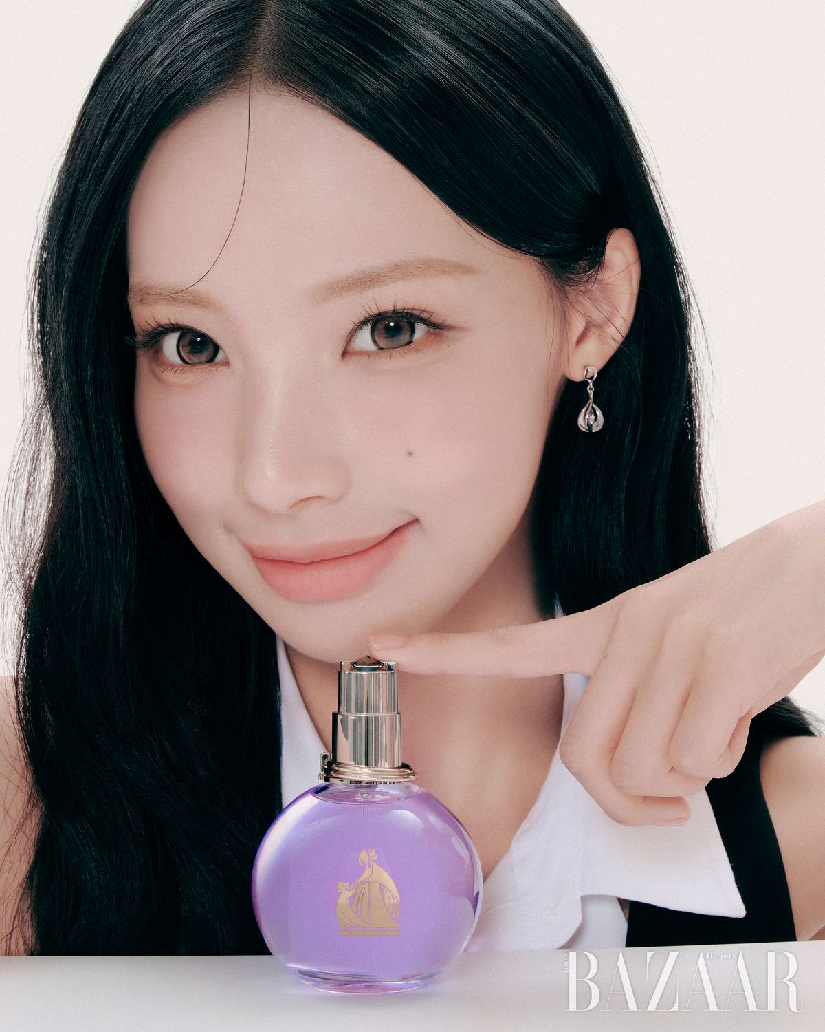 원피스는 Self-portrait. 슈즈는 Concept Neun. 귀고리는 Golden Dew.