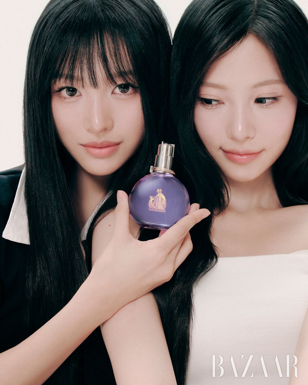 미나미가 착용한 톱은 Alki Alka. 스커트는 Courréges. 슈즈는 Concept Neun. 리브가 착용한 톱은 Treemingbird. 스커트는 YUEQI QI. 슈즈는 Salt & Chocolate.