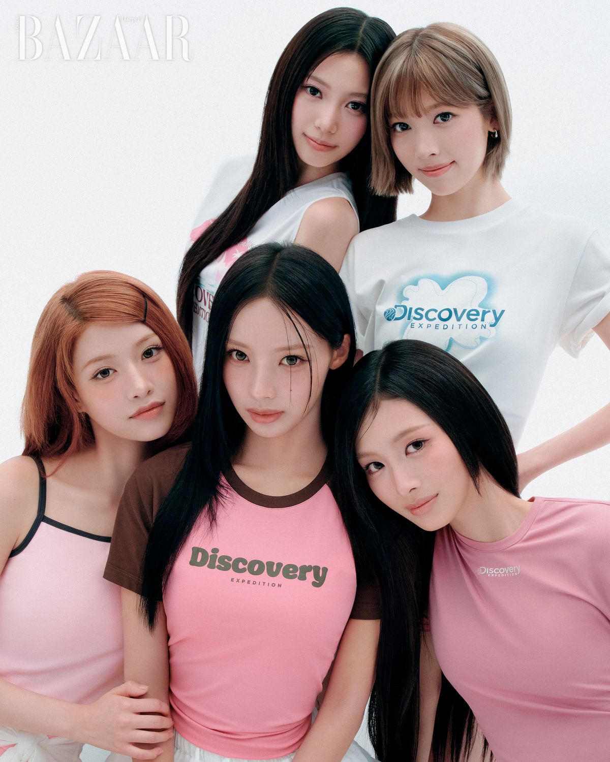 리브가 착용한 슬리브리스 워터 티셔츠는 7만9천원, 허리에 두른 후디드 루즈핏 풀집업 커버업은 9만9천원, 에센셜 3부 워터 레깅스는 5만9천원 모두 Discovery. 원이가 착용한 프레시벤트 래글런 반팔 티셔츠는 4만9천원 Discovery. 화이트 프릴 스커트는 스타일리스트 소장품. 메이가 착용한 유니 프레시벤트 맵 레터링 반팔 티셔츠는 6만9천원 Discovery. 팬츠, 니삭스는 스타일리스트 소장품. 제나가 착용한 테리 크롭트 톱은 9만9천원, 허리에 두른 후디드 루즈핏 풀집업 커버업은 9만9천원, 테리 셋업 쇼츠는 6만9천원 모두 Discovery. 미나미가 착용한 셔링 반팔 티셔츠는 5만9천원 Discovery. 스커트는 스타일리스트 소장품.