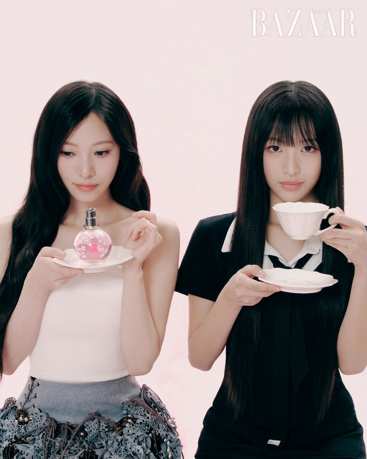 리브가 착용한 톱은 Treemingbird. 스커트는 YUEQI QI. 슈즈는 Salt & Chocolate. 미나미가 착용한 톱은 Alki Alka. 스커트는 Courréges. 슈즈는 Concept Neun.