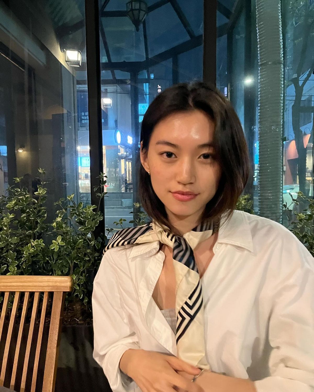 실크 스카프로 포인트를 더해 낭만적인 분위기를 연출한 김도연./ @lafilledhiver_
