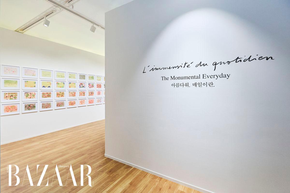 신세계 라운지에서 진행되는 전시의 키 메시지와 작품이 함께 시야에 들어온다.