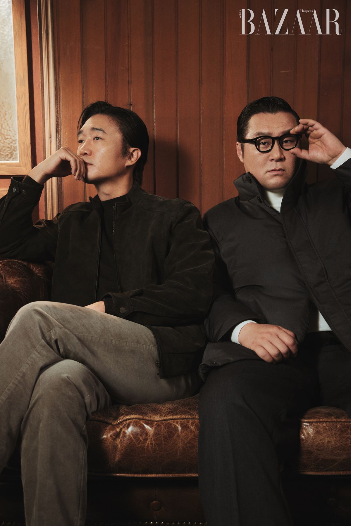 조우진이 착용한 빈티지 하이넥 페이크 레더 점퍼, 스트레치 기모 팬츠, 윤경호가 착용한 하이넥 덕다운 코트, 에센셜 모크넥 스웨터는 모두 Olzen.