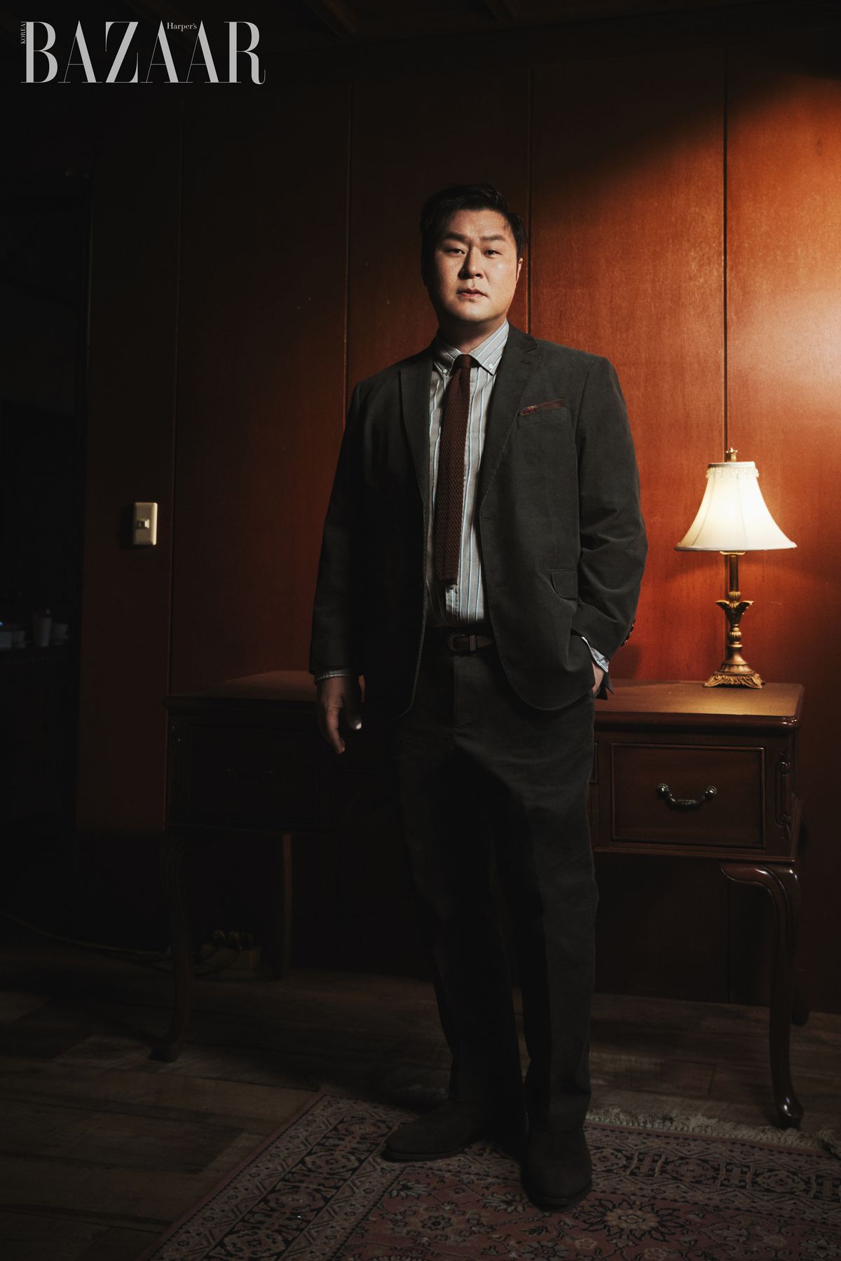몰스킨 셋업 재킷과 팬츠, 크리스털 브러시 패턴 셔츠는 모두 Olzen.
