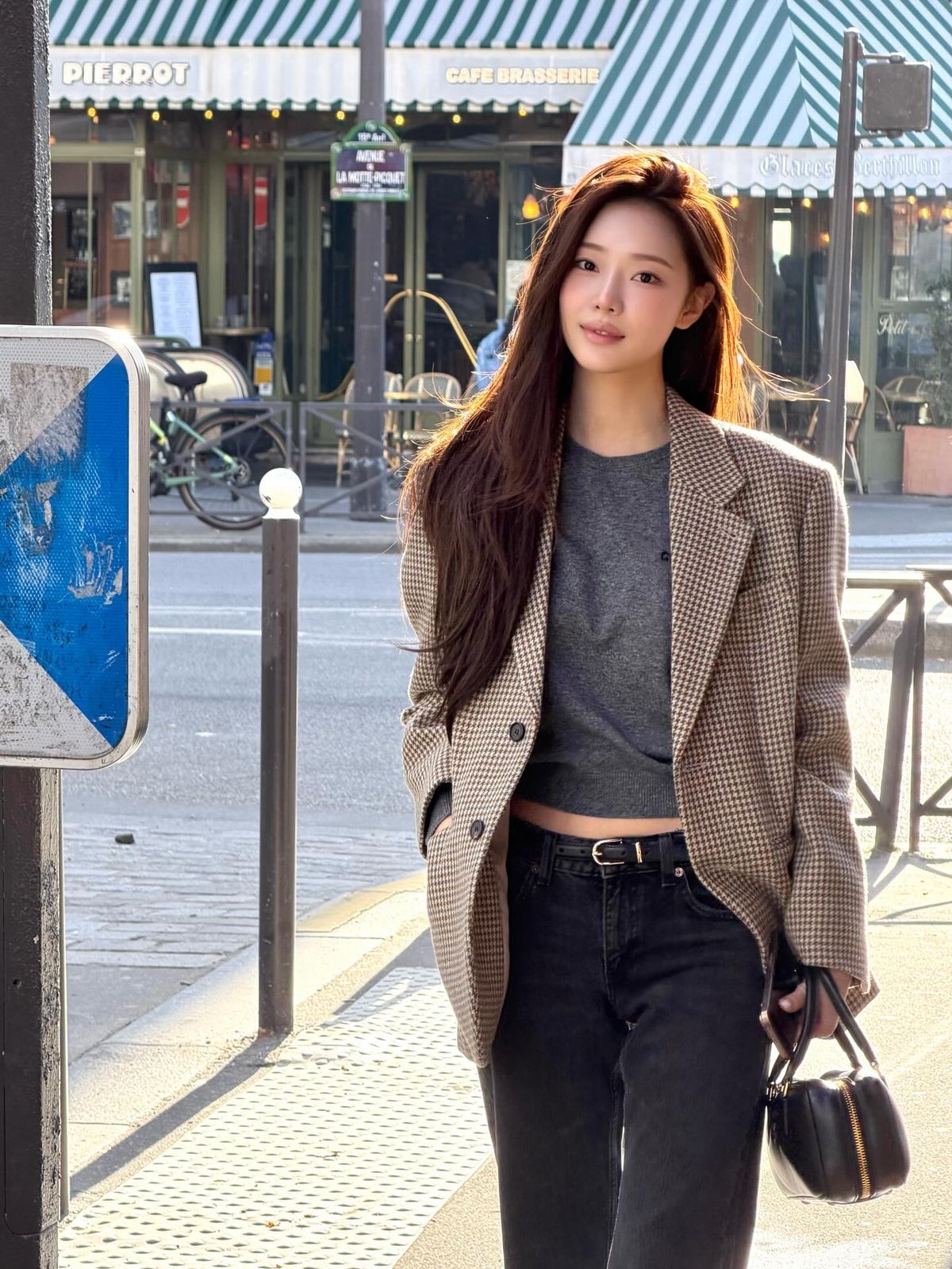 체크 재킷에 크롭트 니트 톱을 더해 가을 무드를 살린 이시안./ @youseeany