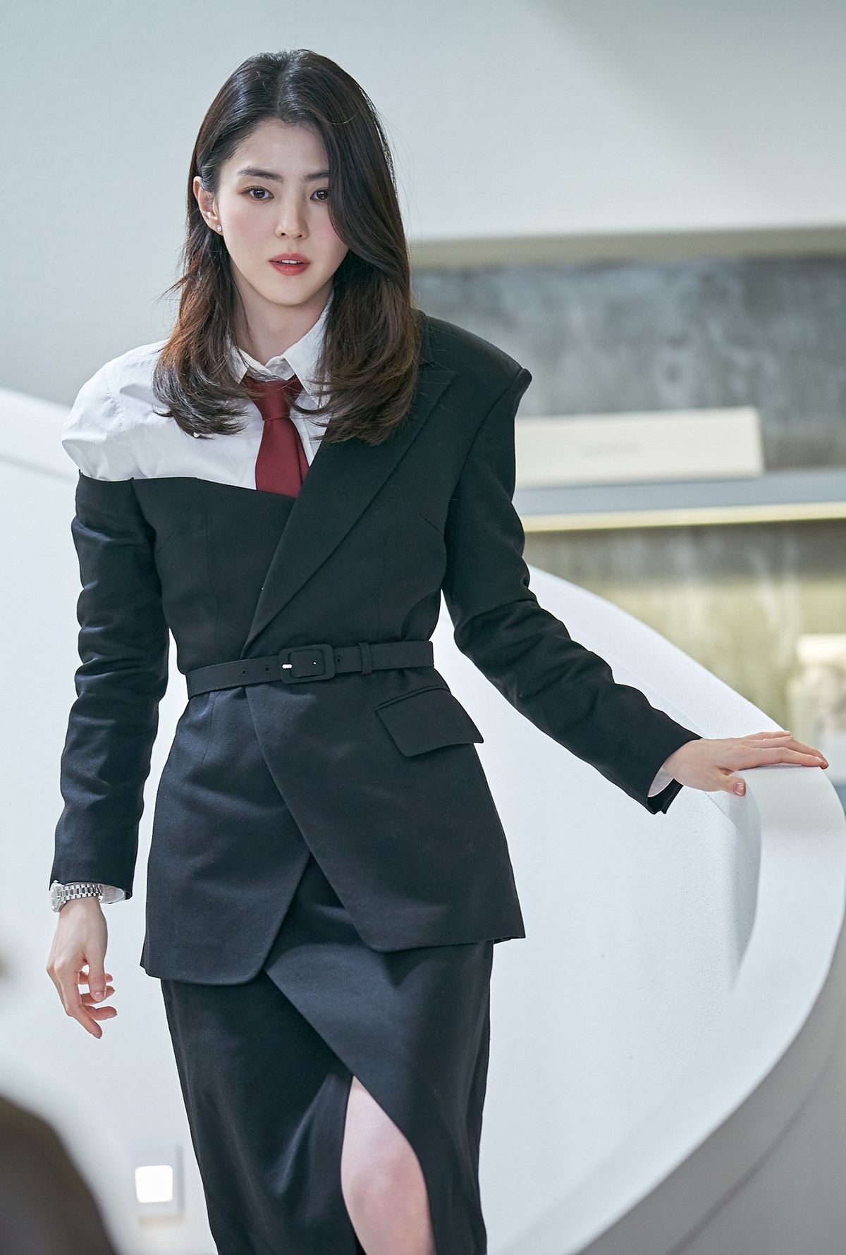 버건디 타이와 비대칭 재킷으로 완성한 감각적인 블랙 슈트 룩.