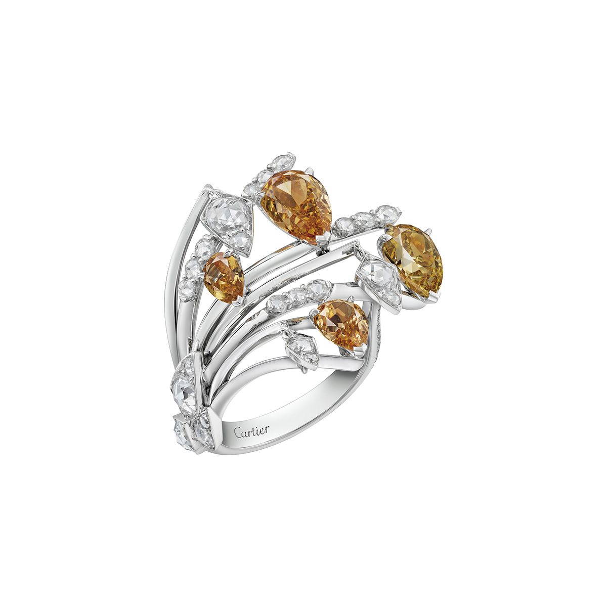 화이트 골드에 다이아몬드를 세팅한 링은 Cartier. 