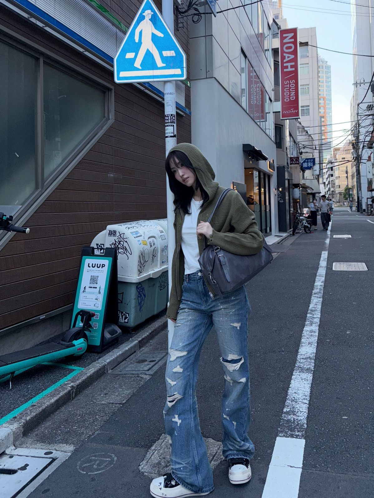 카키 후디 집업에 디스트로이드 데님과 가죽 숄더백을 더해 쿨하게 완성한 모모의 스타일링./ @momo
