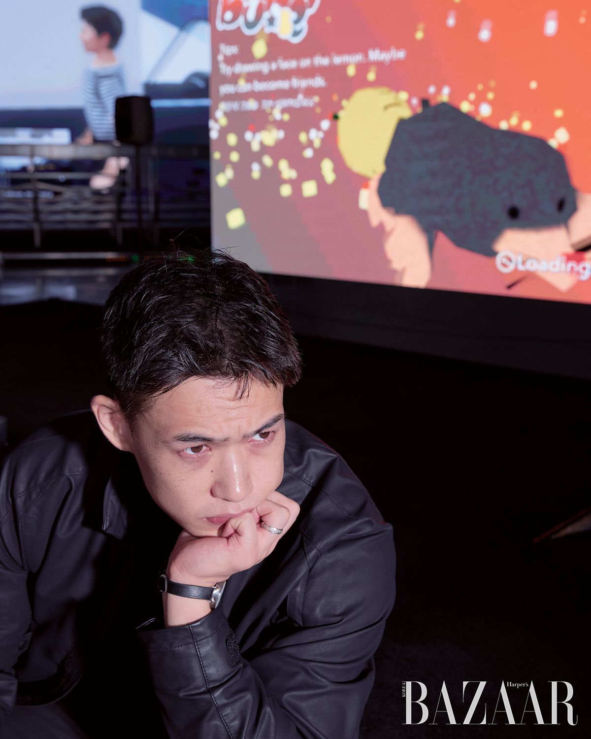 <커터 3>와 <더블 포저>, 신작 <레몬>, 몇 장의 사진 작업이 함께인 제2전시실. 김희천 뒤로는 신작 <레몬>이 재생되고 있다.