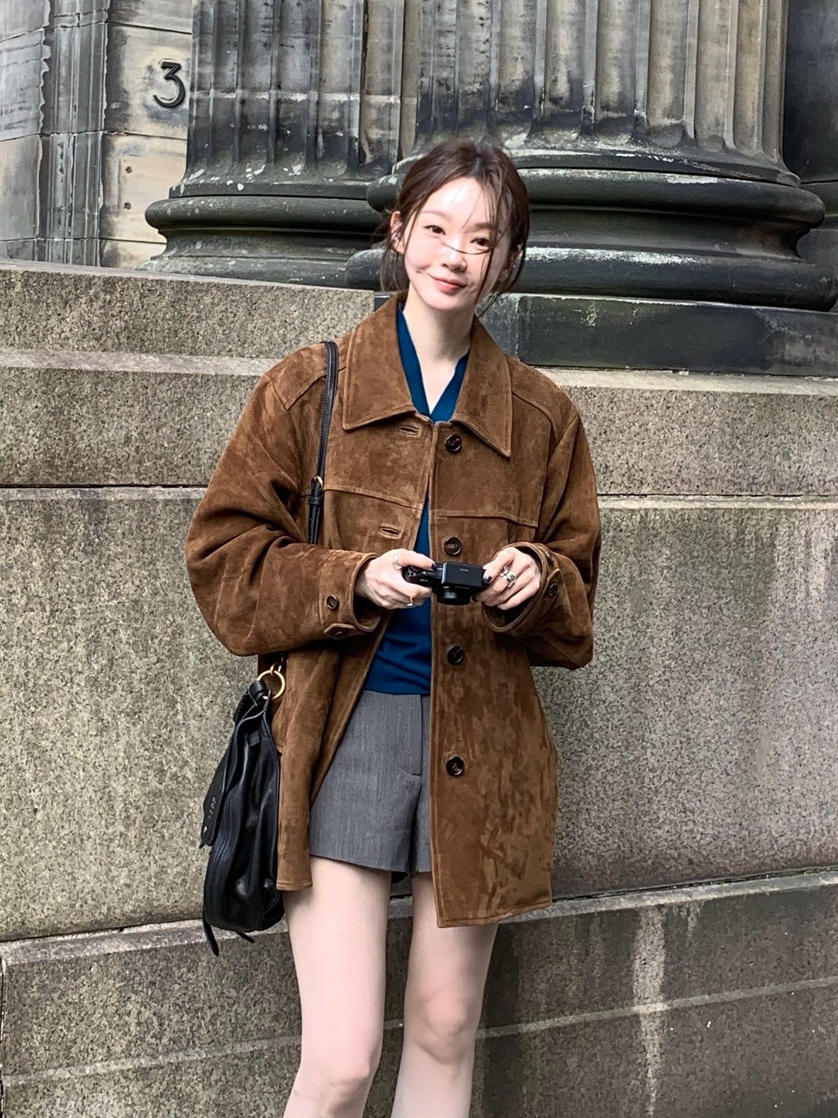 빈티지한 브라운 스웨이드 재킷에 블루 니트와 그레이 쇼츠를 매치한 감각적인 컬러 조합. /@iammingki