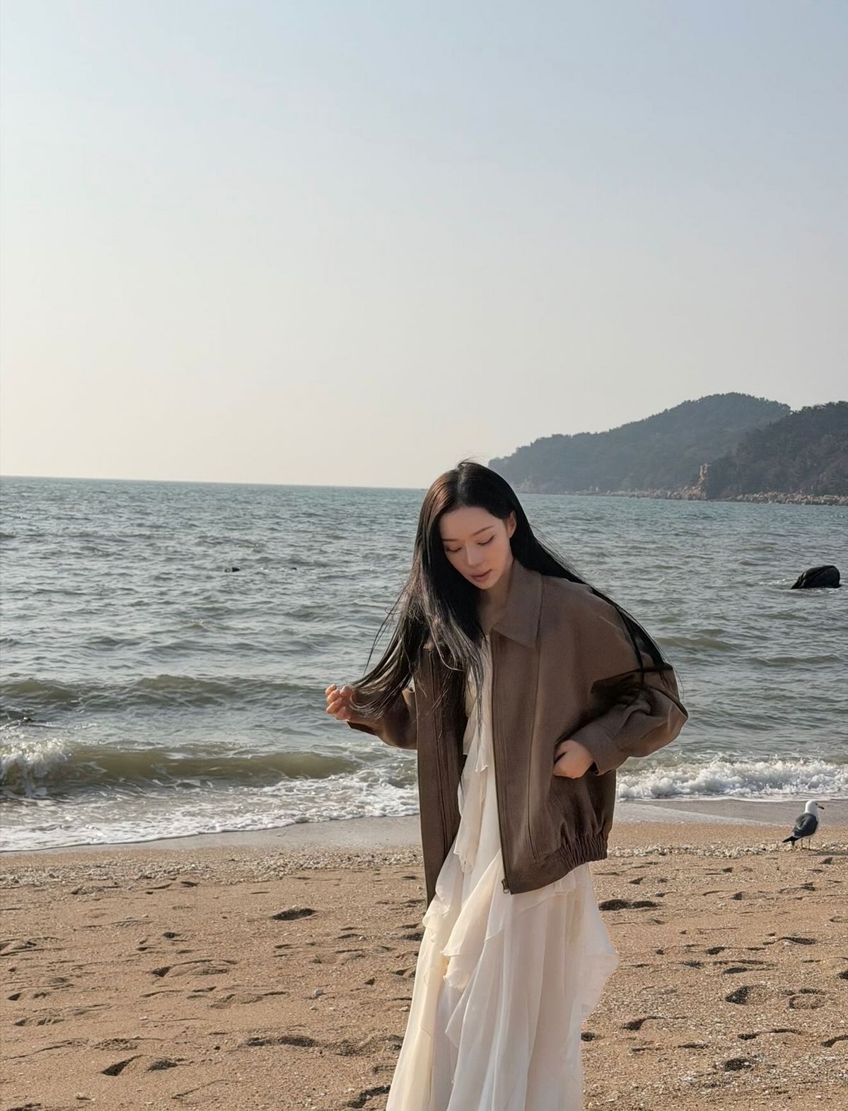 투박한 스웨이드 블루종과 하늘하늘한 시폰 원피스가 만들어낸 로맨틱한 반전. /@imwinter