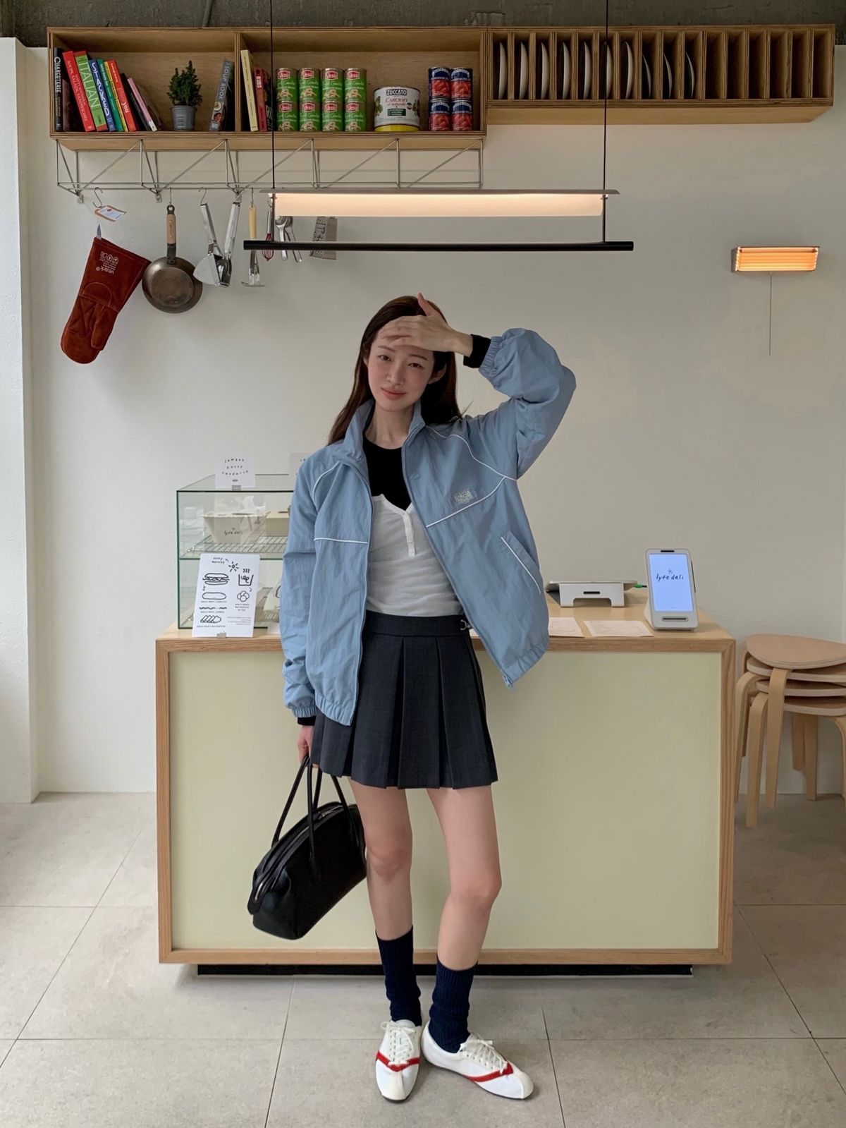 스카이 블루 바람막이에 그레이 플리츠 미니스커트를 매치해 스포티하면서도 사랑스러운 분위기를 연출한 차정원. / @ch_amii