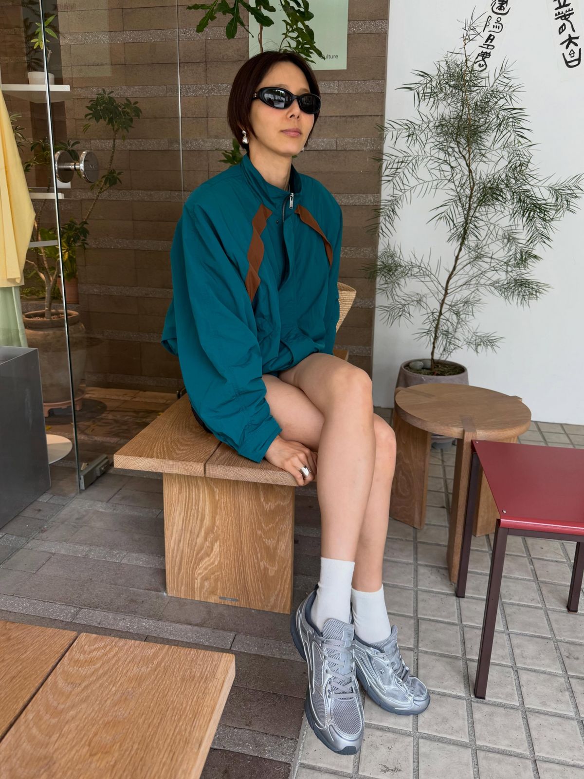 그린과 브라운 컬러가 조화를 이루는 바람막이에 짧은 쇼츠와 실버 스니커즈를 매치한 김나영. / @nayoungkeem