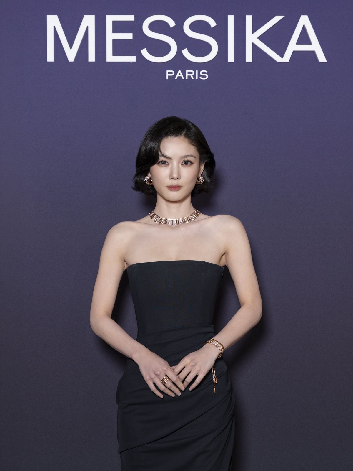 김유정은 블랙 튜브톱 드레스에 메시카의 ‘무브 아이코니카’ 주얼리를 매치해 우아함을 드러냈다. ⓒOlivier Borde