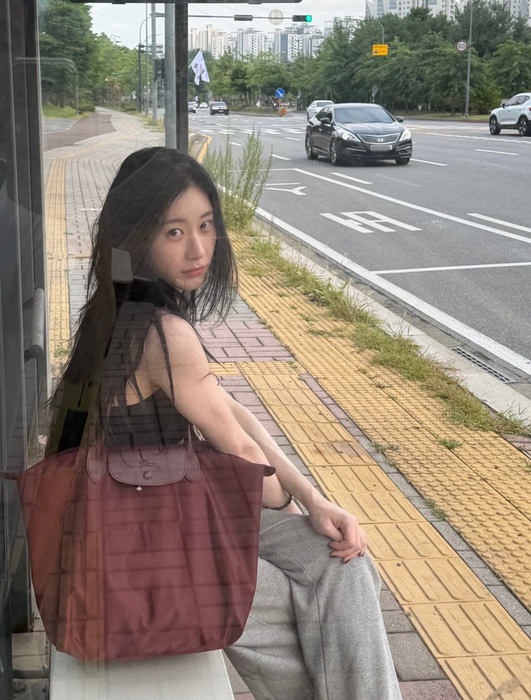 버건디 나일론 빅 백으로 캐주얼한 매력을 살린 채령. / @chaerrry0