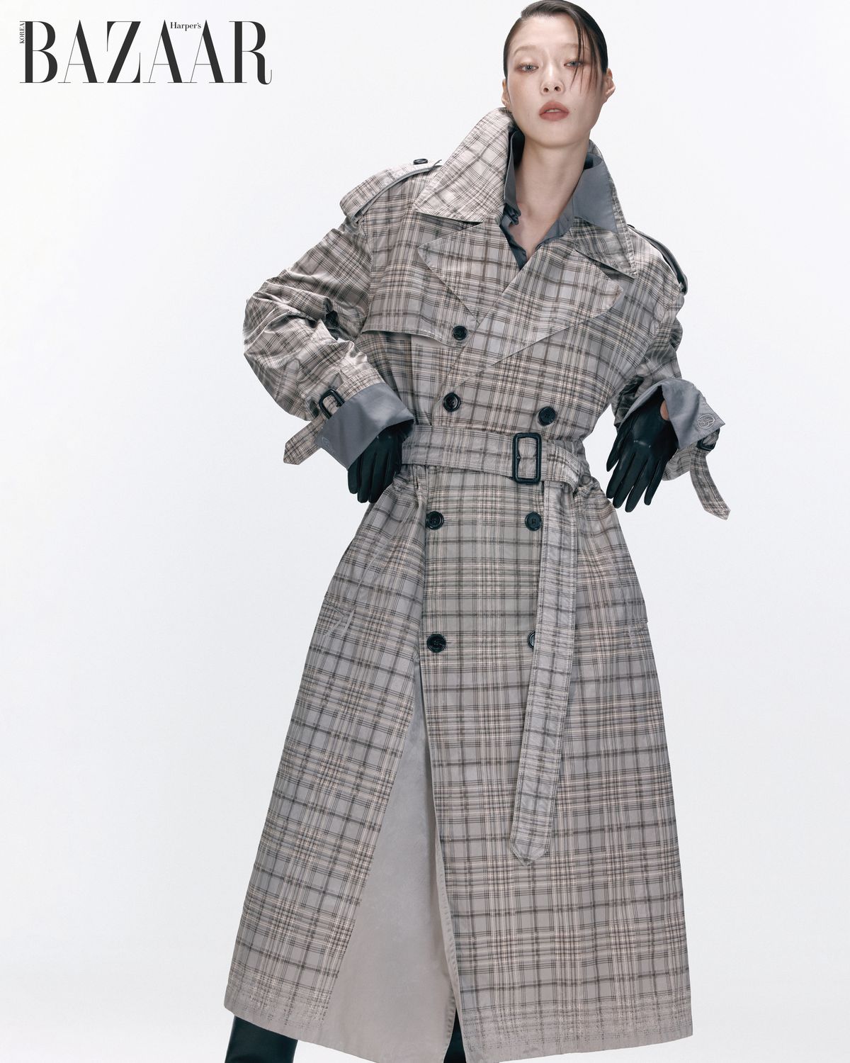 벨티드 트렌치코트, 이너로 착용한 셔츠는 Burberry. 장갑은 6만원대 Zara. 부츠는 2백22만원 Jimmy Choo.