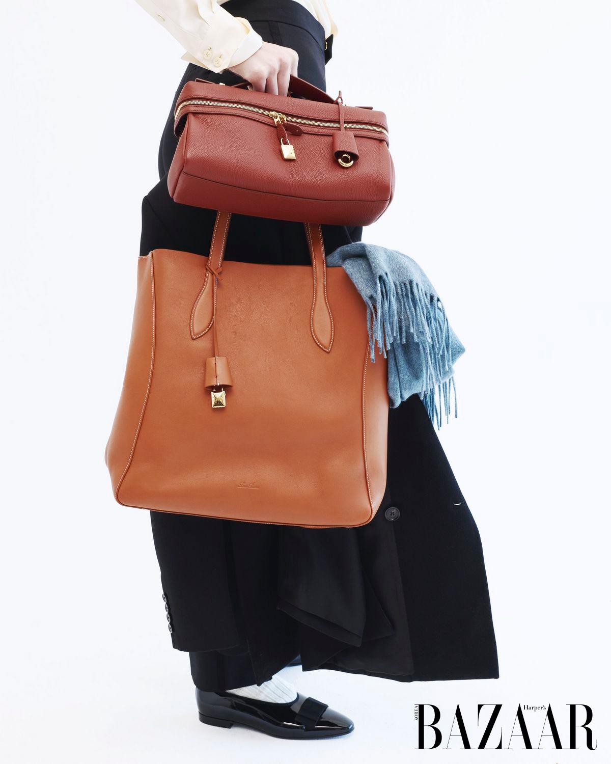 셔츠, 재킷, 팬츠, 백, 스카프, 발레리나 슈즈는 모두 Loro Piana. 