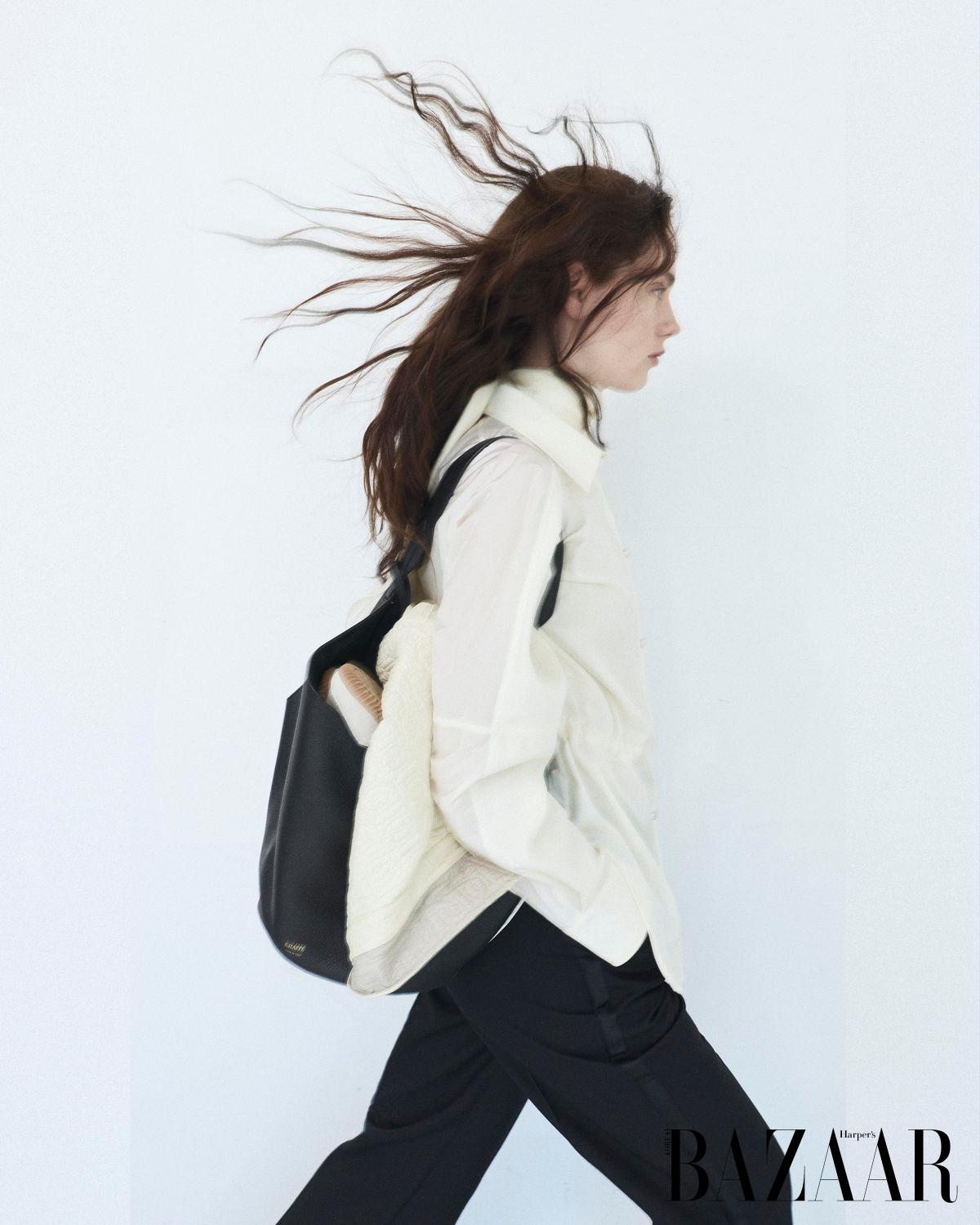 셔츠, 팬츠는 Moncler Collection. 백은 Khaite.