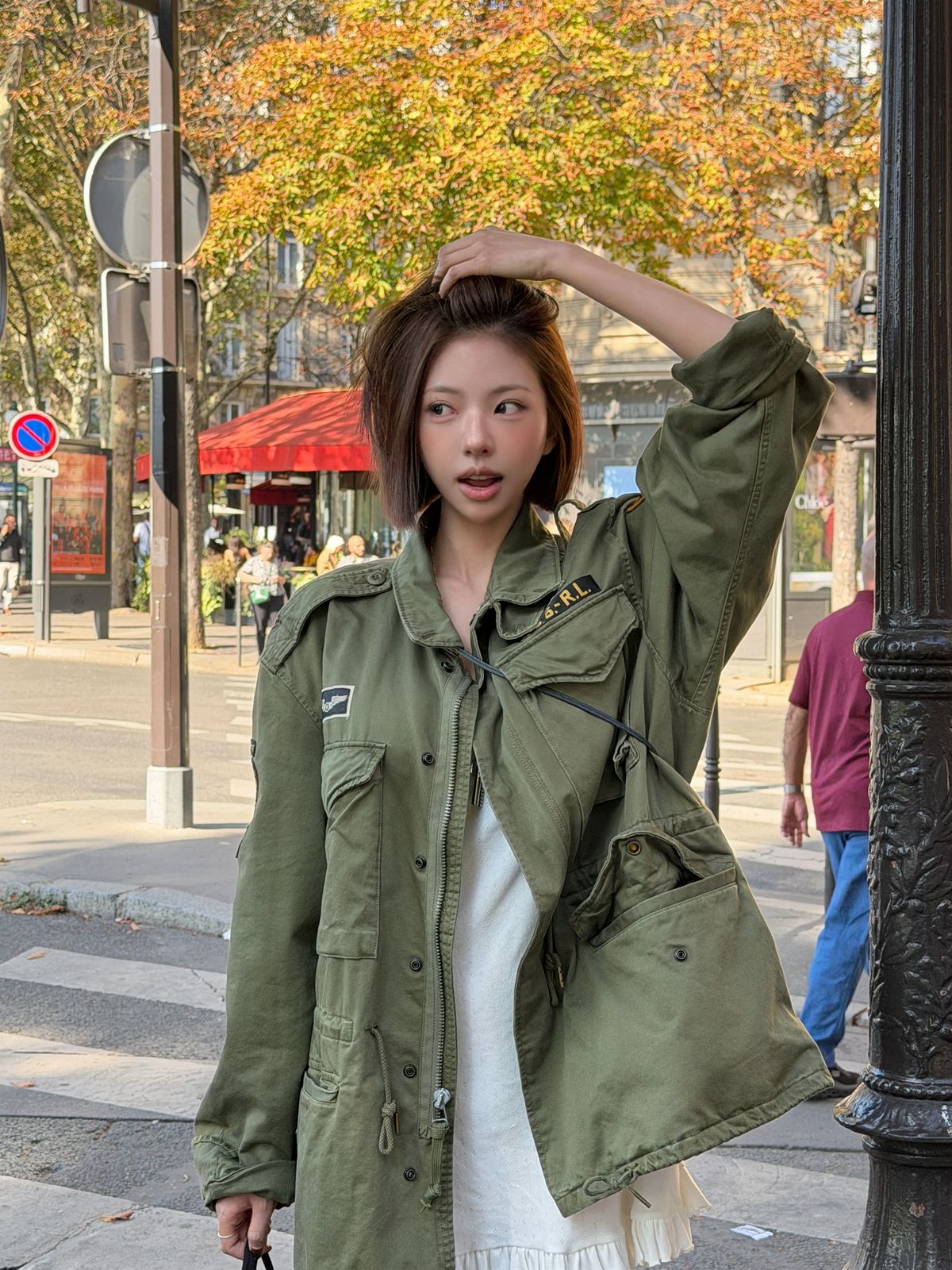 카키색 야상 재킷과 화이트 원피스로 완성한 김고은의 가을 룩. / @goxnniee