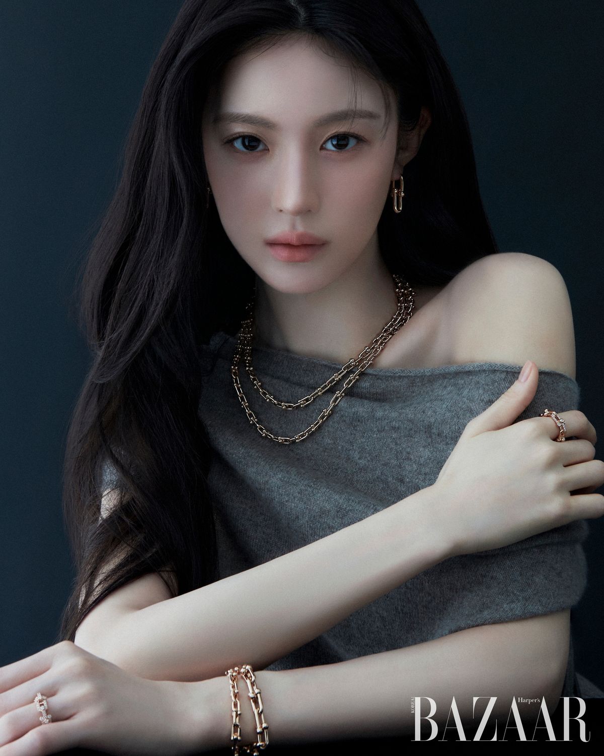 로즈 골드 미디엄 링크 이어링, 레이어드해 착용한 스몰 링크 네크리스, 오른손 검지와 왼손 약지에 착용한 다이아몬드 세팅의 스몰 링크 링, 레이어드해 착용한 스몰·미디엄 링크 브레이슬릿은 모두 '티파니 하드웨어' 컬렉션 Tiffany & Co..