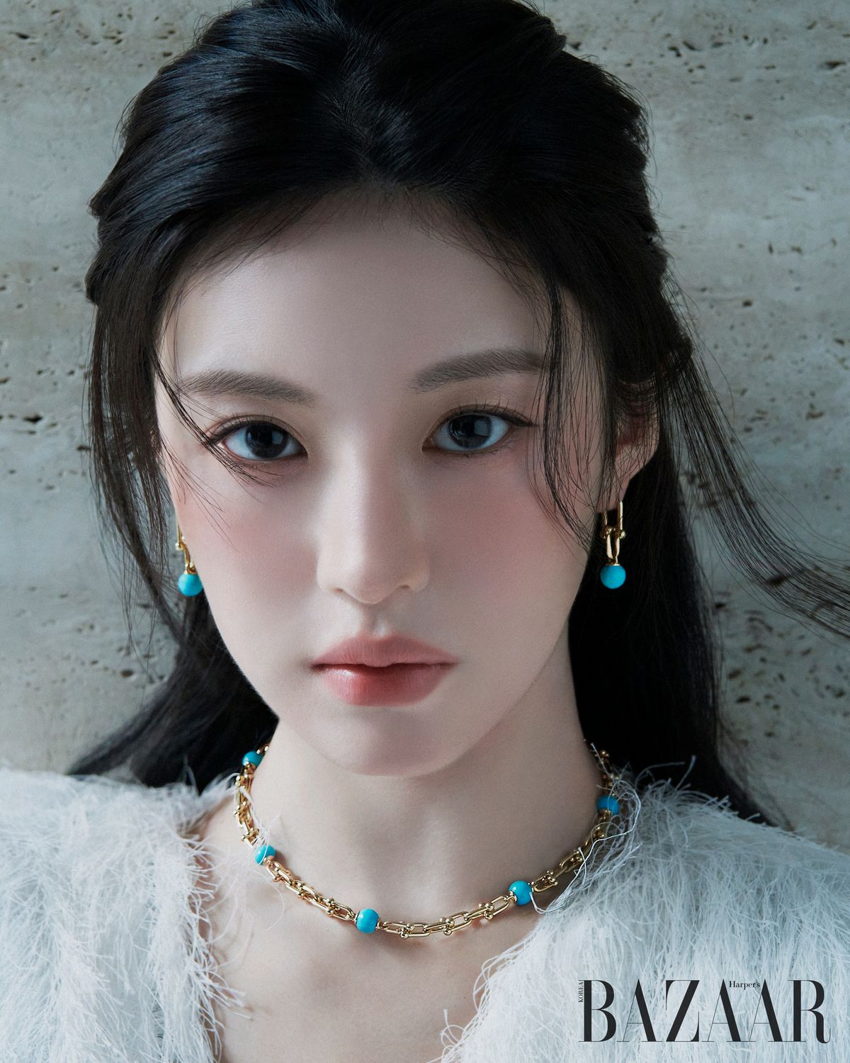 옐로 골드에 튀르쿠아즈를 세팅한 미디엄 링크 이어링, 스몰 링크 네크리스는 ‘티파니 하드웨어’ 컬렉션 Tiffany & Co..