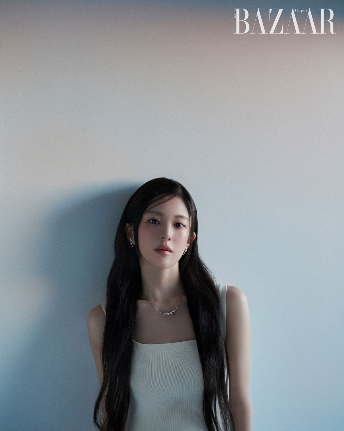 화이트 골드에 다이아몬드를 세팅한 ‘티파니 노트’ 이어링, 펜던트 네크리스는 Tiffany & Co..